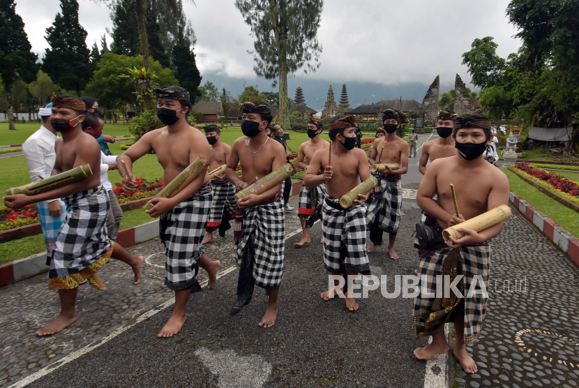 Seniman menampikan kesenian Tektekan saat pembukaan obyek wisata Ulun Danu Beratan, Tabanan, Bali, Senin (20/7/2020). 