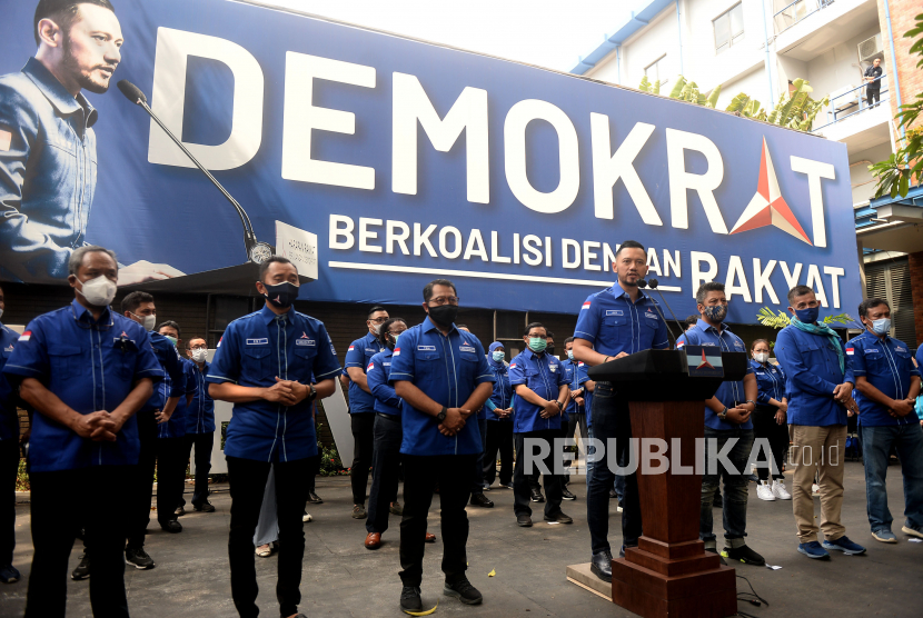 Ketua Umum Partai Demokrat Agus Harimurti Yudhoyono alias AHY didampingi para kader menyampaikan keterangan kepada wartawan terkait ditolaknya hasil KLB Deli Serdang oleh Kementerian Hukum dan HAM, di Kantor DPP Partai Demokrat, Jakarta.