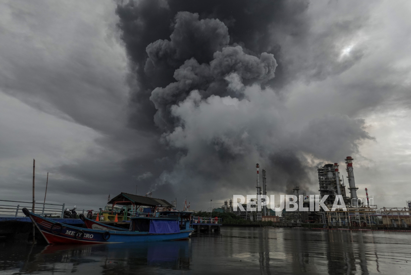 Kepulan asap terlihat dari tangki 36 T 102 yang terbakar di Kilang Pertamina Internasional RU IV Cilacap, Jawa Tengah, Ahad (14/11/2021). Upaya pemadaman masih terus dilakukan dengan melakukan penyemprotan untuk mengisolir tangki yang terbakar agar api tidak merambat ke tangki yang lain. 