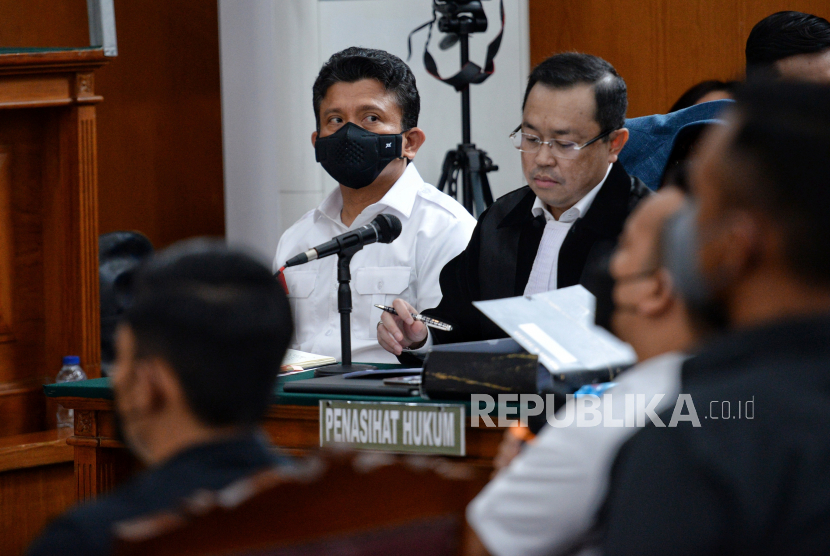 Terdakwa kasus dugaan pembunuhan berencana terhadap Brigadir Nofriansyah Yosua Hutabarat, Ferdy Sambo (kiri) saat menjalani sidang lanjutan di Pengadilan Negeri Jakarta Selatan, Jakarta, Selasa (8/11/2022). Jaksa penuntut umum (JPU) kembali menghadirkan sejumlah saksi dari kalangan ajudan Sambo.
