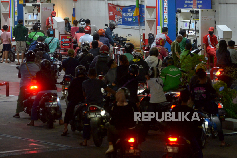 Sejumlah pengendara sepeda motor antre mengisi BBM di SPBU Kawasan Matraman, Jakarta, Rabu (31/8/2022). Terpantau di sejumlah SPBU di Jakarta dipadati pengendara yang mengantre BBM akibat rencana pemerintah menaikkan harga BBM jenis pertalite dan solar bersubsidi per tanggal 1 September 2022. Prayogi/Republika