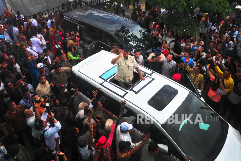 Menteri Pertahanan Prabowo Subianto (tengah) 