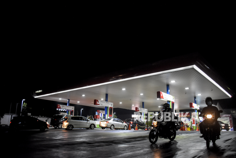 Sejumlah pengendara antre mengisi bahan bakar minyak (BBM) di SPBU Pertamina (ilustrasi)