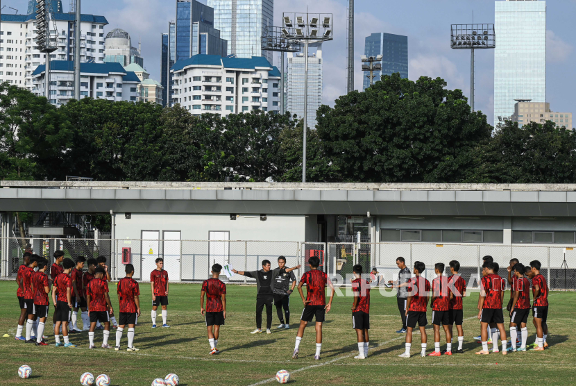 Pelatih Indra Sjafri memimpin sesi latihan Tim Nasional Indonesia U-20 di Lapangan B GBK, Jakarta, Kamis (21/3/2024). Pelatih Timnas Indonesia U-20 Indra Sjafri menyiapkan 36 pemain untuk melakoni laga uji coba kontra China di Stadion Madya GBK pada Jumat (22/3) dan Senin (25/3). 