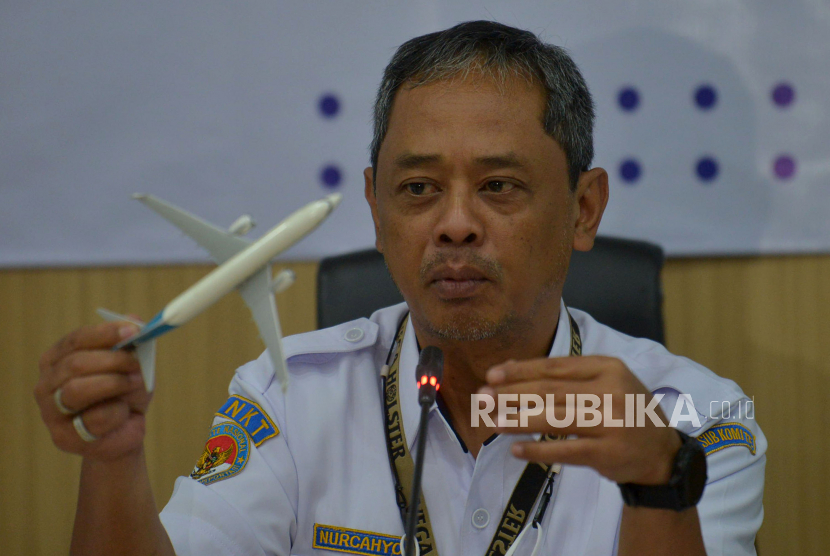 Ketua Sub-Komite Investigasi Kecelakaan Penerbangan Komite Nasional Keselamatan Transportasi (KNKT) Nurcahyo Utomo menyampaikan paparan saat memberikan keterangan laporan akhir investigasi kecelakaan pesawat Sriwijaya Air SJY182 rute Jakarta-Pontianak di Kantor KNKT Jakarta, Kamis (10/11/2022).  KNKT menyimpulkan ada enam faktor penyebab kecelakaan Pesawat Sriwijaya Air SJY182 pada 9 Januari 2021 tersebut,  Salah satu poin yang disampaikan KNKT yakni tahapan perbaikan sistem auto throttle yang telah dilakukan belum mencapai bagian mekanikal. 