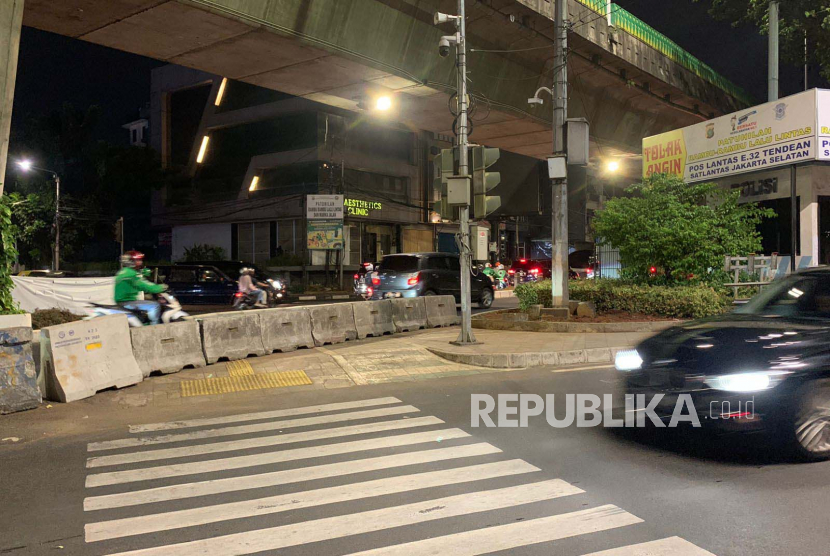 Sejumlah kendaraan bermotor melewati jalan yang sebelumnya merupakan jalur pedestrian dan jalur sepeda di simpang Santa, Kebayoran Baru, Jakarta Selatan, Ahad (16/4). 