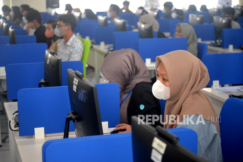 Peserta mengikuti UTBK-SNBT 2023 di Universitas Gajah Mada (UGM), Yogyakarta, Senin (8/5/2023). Setelah selesai UTBK, peserta sebaiknya melupakan tesnya dan segera beralih fokus untuk mempersiapkan diri menghadapai seleksi jalur mandiri perguruan tinggi negeri. 