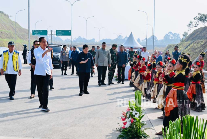 Presiden Jokowi saat meresmikan Jalan Tol Ciawi-Sukabumi ruas Cigombong-Cibadak di Gerbang Tol Parungkuda, Jumat (4/8/2023).