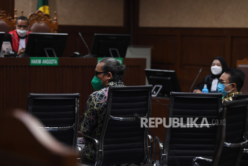 Dua terdakwa konsultan pajak PT Gunung Madu Plantations (GMP) Aulia Imran Maghribi (kanan) dan Ryan Ahmad Ronas (kedua kiri) menjalani persidangan. 