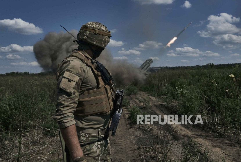 Seorang tentara Ukraina menyaksikan sistem peluncuran roket ganda Grad menembakkan peluru di dekat Bakhmut, wilayah Donetsk, Ukraina, Minggu, 13 Agustus 2023.