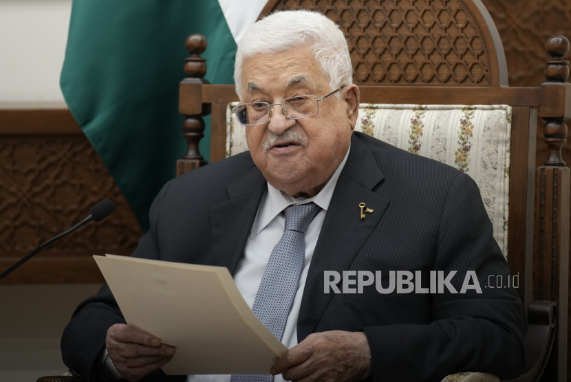 Presiden Palestina Mahmoud Abbas membacakan pernyataan saat bertemu dengan Presiden Prancis Emmanuel Macron Selasa, (24/10/2023) di Ramallah. 