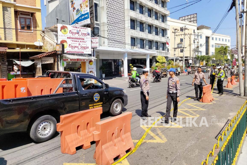 Personil kepolisian dan Dishub Yogyakarta melakukan penertiban parkir liar di sepanjang Jalan Pasar Kembang, Malioboro, Yogyakarta, Selasa (30/5/23). 