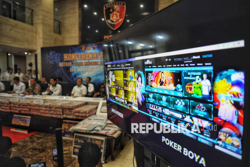 Situs judi online ditampilkan saat konferensi pers kasus judi online di Gedung Bareskrim Mebes Polri, Jakarta, Senin (20/1/2025). Direktorat Tindak Pidana Siber Bareskrim Polri berhasil membongkar tiga kasus besar yang melibatkan situs judi online/daring dengan beberapa barang bukti dan uang senilai mencapai Rp 61 miliar serta mengamankan 11 tersangka. Ketiga situs tersebut adalah H5GF777, RGO Casino, dan Agen 138 yang beroperasi secara nasional dan internasional.
