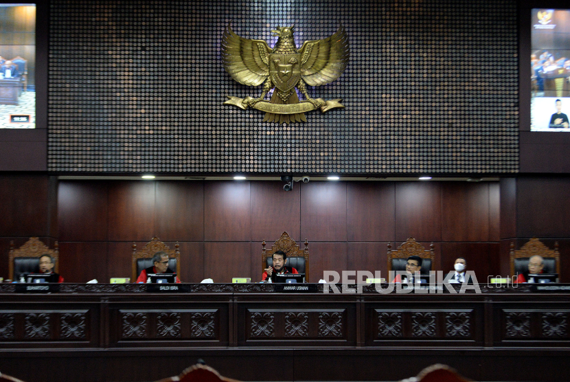 Ketua Majelis Hakim Mahkamah Konstitusi Anwar Usman (tengah) memimpin sidang pembacaan putusan di Ruang Sidang Pleno Gedung MK, Jakarta Pusat,  Senin (23/10/2023). 