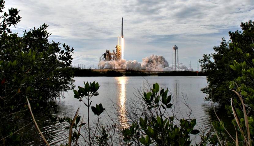 Roket Startup Milik Elon Musk Mengudara ke Luar Angkasa, Terbangkan 2 Astronot. (FOTO: Reuters/Bill Ingalls)