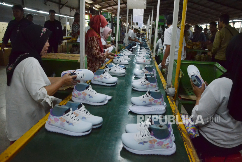 Aktivitas para pekerja di pabrik sepatu Jalan Raya Rancabolang, Gedebage, Kota Bandung, Senin (5/1/2024). 