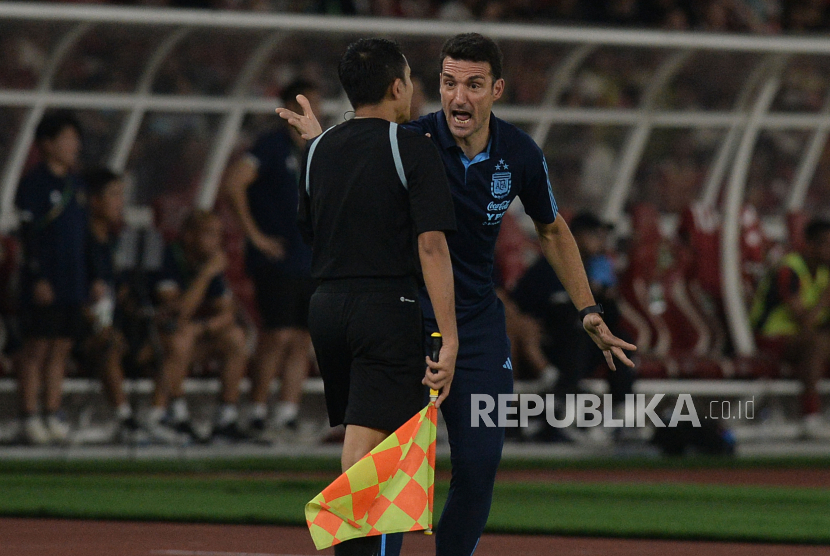 Pelatih timnas Argentina Lionel Scaloni memprotes keputusan wasit saat laga FIFA Matchday melawan Indonesia di Stadion Gelora Bung Karno, Senayan, Jakarta, Senin (19/6/2023). Pada pertandingan itu Indonesia kalah dengan skor 0-2.