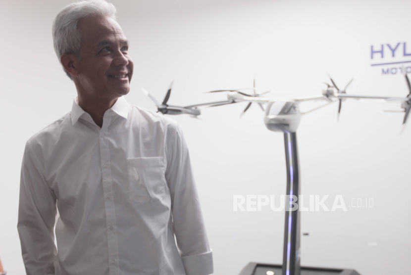 Calon presiden nomor urut 3 Ganjar Pranowo melihat diorama pesawat nirawak di Rumah Teknologi Ibu Kota Negara (IKN) Nusantara, Penajam Paser Utara, Kalimantan Timur, Kamis (7/12/2023). 