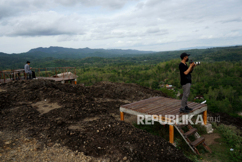Warga mengunjungi kawasan wisata Gunung Ireng di Patuk, Kabupaten Gunungkidul, Provinsi Daerah Istimewa Yogyakarta, Rabu (6/10/2021). BPS merilis angka kemiskinan Kabupaten Gunungkidul pada 2021 naik 0,62 persen.