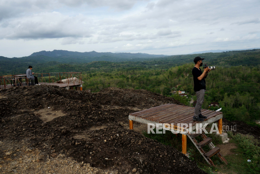 Warga mengunjungi kawasan wisata Gunung Ireng di Patuk, Gunungkidul, D.I Yogyakarta, Rabu (6/10/2021). Sejumlah destinasi wisata di Gunungkidul yang sudah memiliki sertifikat CHSE†(Cleanliness, Health, Safety, Environment Sustainability) dan QR Code PeduliLindungi seperti Gunung Ireng, Gunung Gentong, Gua Pindul, Gua Kalisuci, Bejiharjo Edupark, Pantai Baron serta Pantai Watulumbung saat ini tengah diajukan untuk uji coba pembukaan terbatas. 