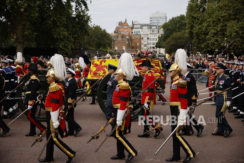 Peti mati ditarik melalui jalan-jalan selama Prosesi Pemakaman Negara Ratu Elizabeth II di London, Inggris, 19 September 2022. Ratu Inggris Elizabeth II meninggal di tanah miliknya di Skotlandia, Kastil Balmoral, pada 08 September 2022. Ratu adalah raja yang paling lama memerintah dalam sejarah Inggris.