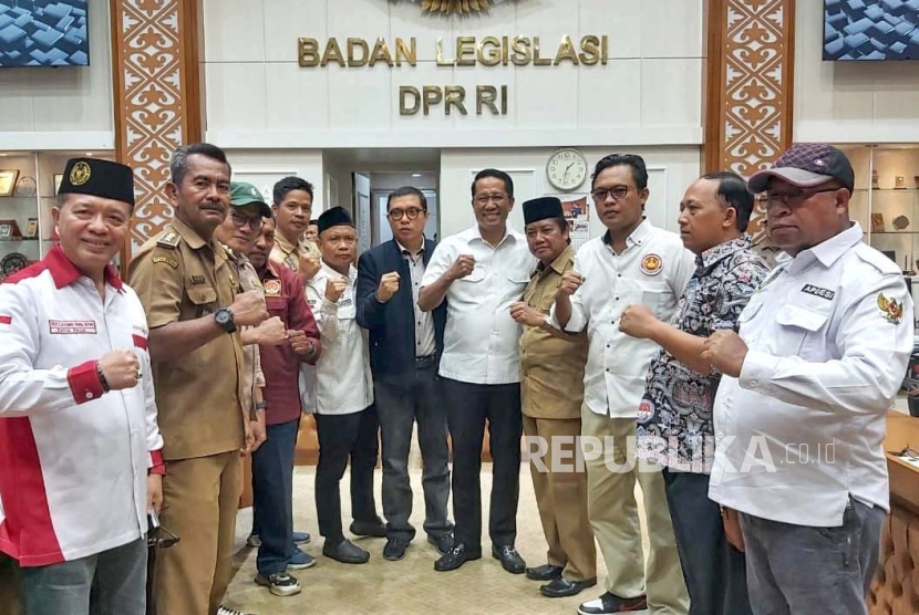 Organisasi Desa Bersatu mengancam memboikot Pemilu 2024 jika revisi UU Desa tak segera disahkan saat audiensi di Ruang Rapat Baleg DPR, Kompleks Parlemen, Jakarta Pusat, Kamis (23/11/2023). 