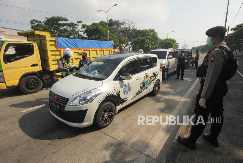 Polisi memeriksa dokumen kependudukan dan surat kelengkapan kendaraan bermotor milik warga yang dicurigai akan mudik.