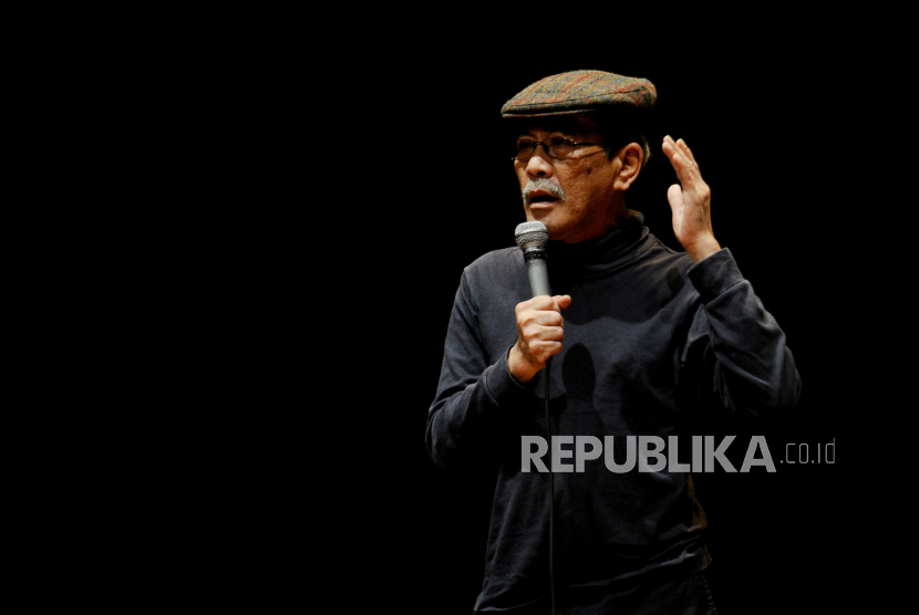 Ekonom Senior Indef Faisal Basri menyampaikan pidato saat peringatan 50 tahun peristiwa 15 Januari 1974 (Malari) di Teater Kecil, Taman Ismail Marzuki, Jakarta, Senin (15/1/2024). Peringatan Malari tersebut digelar bersamaan dengan perayaan HUT ke-24 Indonesia Demokrasi Monitor (Indemo) yang mengangkat tema The Last Battle Democracy dan Lawan Politik Dinasti.