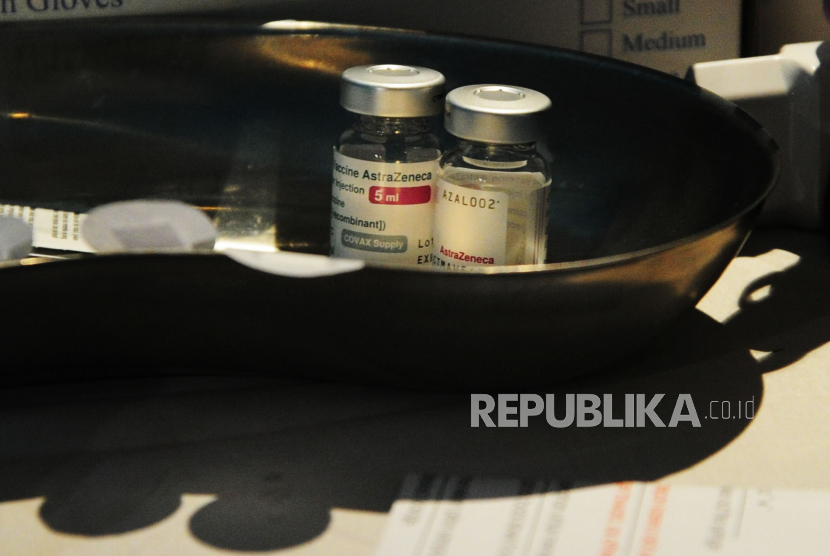 Vaksin Astrazaneca digunakan saat digelar vaksinasi bagi pekerja  di RS St Carolus, Jakarta. Pada Rabu (8/9) Indonesia kembali kedatangan 500 ribu dosis AstraZaneca, bantuan dari Pemerintah Australia. (ilustrasi)  