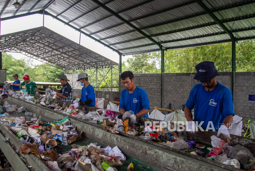 Pekerja memilah sampah plastik di BUMDes Kelompok Usaha Pengelolaan Sampah (Kupas) Panggungharjo, Sewon, Bantul, DI Yogyakarta.