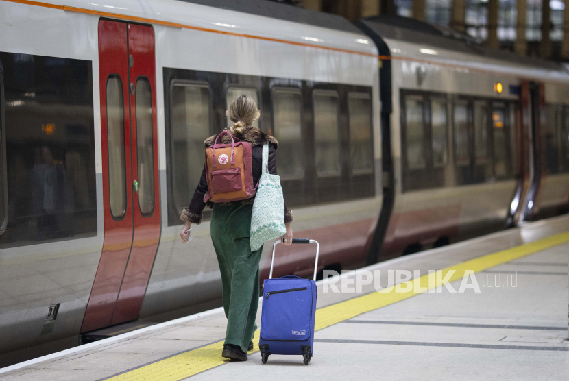 Seorang penumpang berjalan di Stasiun Kereta Api Liverpool di London, Inggris, Sabtu (7/1/2023). Anggota Serikat Pekerja Kereta Api, Maritim, dan Transportasi Nasional (RMT) melakukan aksi pemogokan pada hari keempat minggu ini, setelah hampir empat minggu aksi mogok telah menyebabkan gangguan terhadap mobilitas penumpang. Masyarakat di Inggris telah disarankan untuk menghindari naik moda transportasi kereta api.