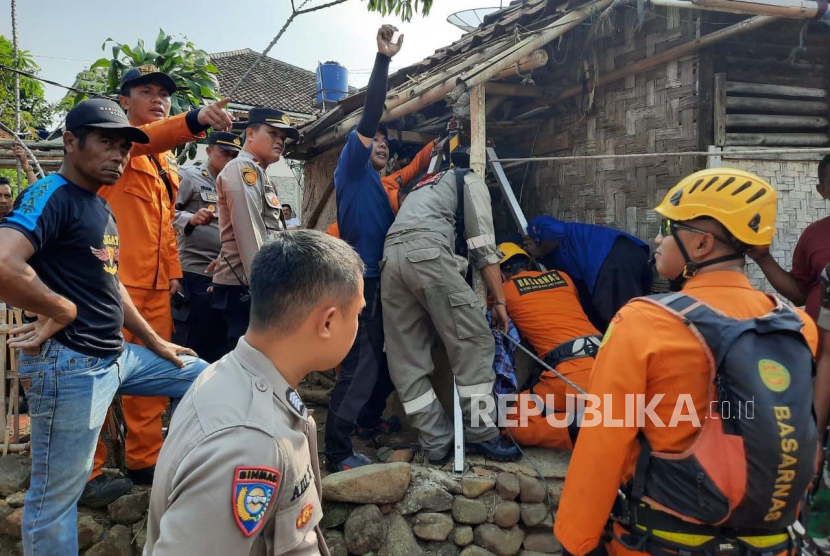 Petugas melakukan evakuasi seorang warga yang dilaporkan terjatuh ke dalam sumur di Desa Manggungsari, Kecamatan Rajapolah, Kabupaten Tasikmalaya, Jawa Barat, Rabu (8/11/2023). 
