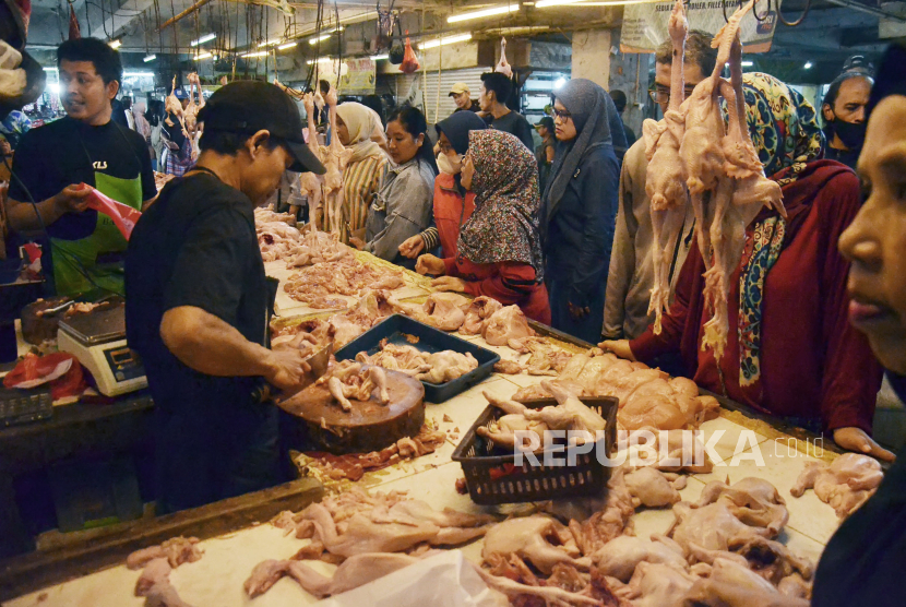 Jelang Ramadhan, Pasar Kosambi Kota Bandung diserbu pengunjung. Mereka berbelanja daging ayam dan berbagai komoditas bahan pokok lainnya untuk persiapan ibadah puasa, Senin (11/4/2024). Saat ini, harga komoditas bahan pokok di Kota Bandung mengalami kenaikan, termasuk daging ayam yang dijual berkisar Rp40.000 per kilogram dan daging sapi saat ini Rp150.000 per kilogram.