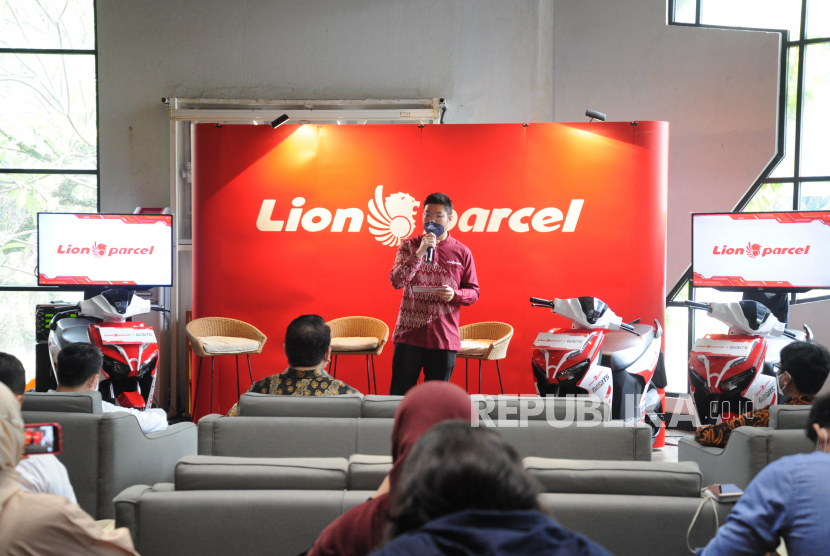 Chief Executive Officer Lion Parcel Farian Kirana (tengah). Selama masa Ramadhan dan Lebaran 2022, Lion Parcel mencatat volume pengiriman meningkat hingga 30 persen.