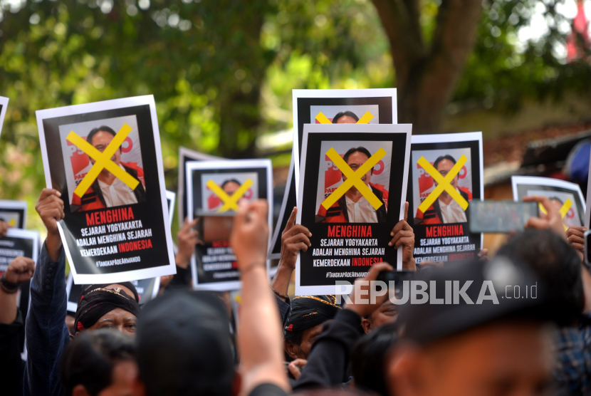 Residents held a peaceful rally at the DPW Office of Indonesian Solidarity Party (PSI) Yogyakarta, Monday (4/12/2023). The residents held a rally demanding Ade Armando be arrested and fired from PSI.