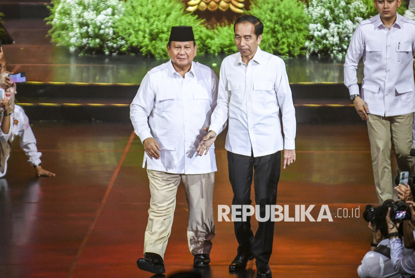 Presiden Prabowo Subianto (kiri) yang juga Ketua Umum Partai Gerindra berjalan bersama dengan Presiden ke-7 Joko Widodo (kedua kanan) saat menghadiri perayaan HUT ke-17 Partai Gerindra di Sentul International Convention Center, Bogor, Jawa Barat, Sabtu (15/2/2025). Perayaan HUT ke-17 Partai Gerindra mengusung tema Berjuang Tiada Akhir. 