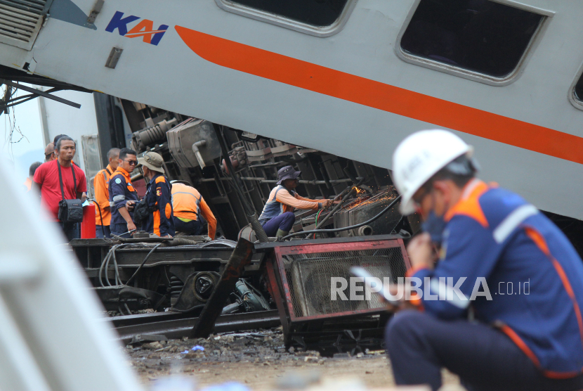 Petugas berupaya mengevakuasi gerbong kereta dalam peristiwa tabrakan kereta api KA Turangga jurusan Surabaya-Bandung dengan KA commuter line jurusan Padalarang-Cicalengka, yang berlokasi tidak jauh dari Stasiun Cicalengka, Kabupaten Bandung, Jawa Barat, Jumat (5/1/2023). Belum diketahui penyebab tabrakan dua kereta ini. Pihak PT KAI menyatakan penyebab kecelakaan baru bisa diketahui setelah ada investigasi. Pada peristiwa tersebut 4 orang tewas, dan 37 luka-luka.