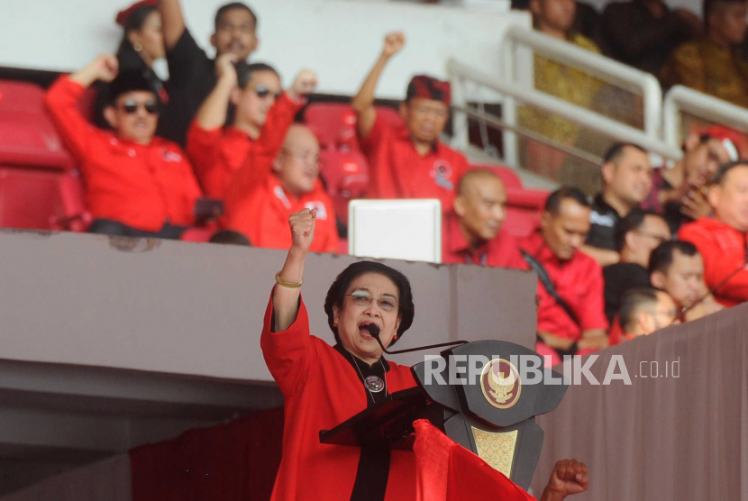 Ketua Umum PDI Perjuangan Megawati Soekarnoputri menyampaikan pidato politik pada puncak peringatan Bulan Bung Karno di Stadion Utama Gelora Bung Karno, Jakarta, Sabtu (24/6/2023). PDI Perjuangan menggelar konsolidasi akbar dalam memperingati puncak Bulan Bung Karno 2023 bertemakan Kepalkan Tangan Persatuan untuk Indonesia Raya yang dihadiri sekitar 100.000 orang relawan, simpatisan hingga kader.