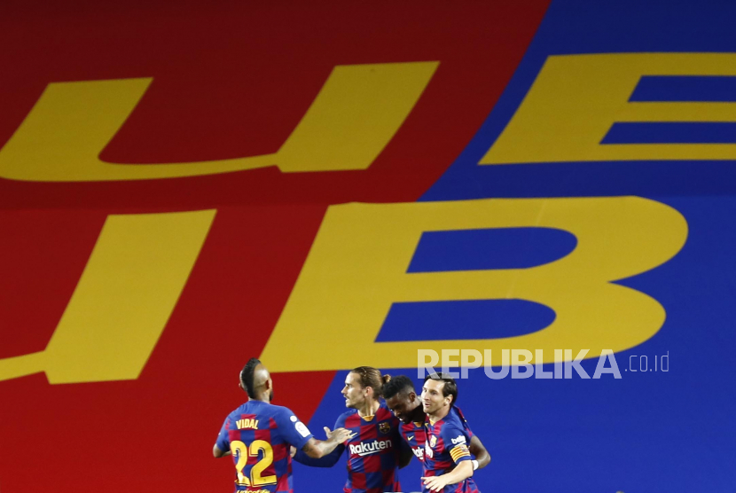 Sejumlah pemain Barcelona melakukan selebrasi usai membobol gawang Leganes pada pertandingan sepak bola La Liga di stadion Camp Nou, Barcelona, Spanyol, Selasa (16/6). Barcelona sukses mengalahkan Leganes dengan skor 2-0, melalui gol dari Ansu Fati dan Lionel Messi