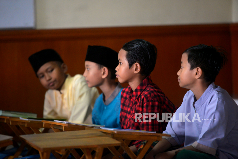 Anak-anak belajar membaca Alquran di Taman Pendidikan AlQuran (TPA) Masjid Kuncen, Yogyakarta, Rabu (28/9/2022). MTQ Momentum Kembalikan Kejayaan Setiap Anak Bisa Baca Alquran