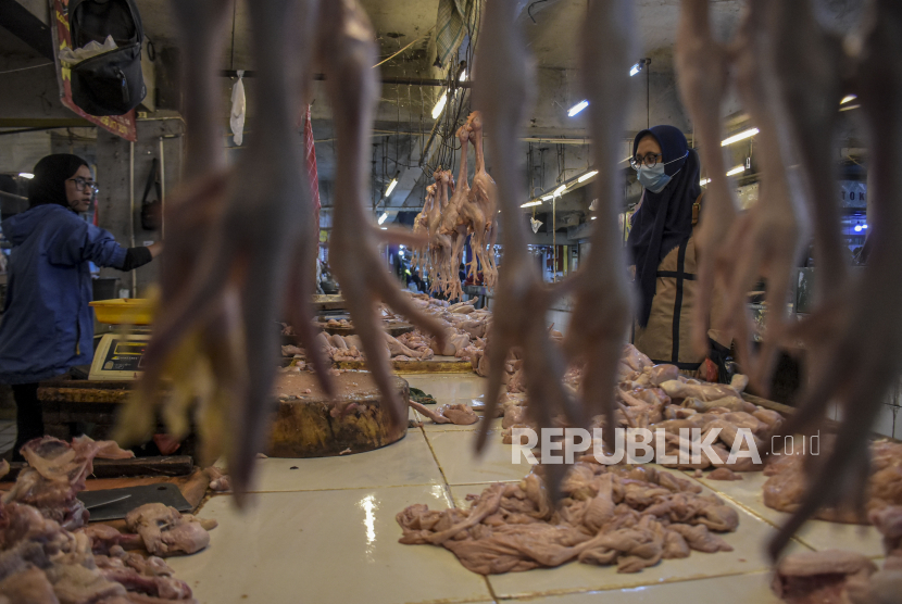 Pedagang daging ayam melayani pembeli di kiosnya. Umat Islam perlu mengetahui tips memilih daging ayam yang halal.