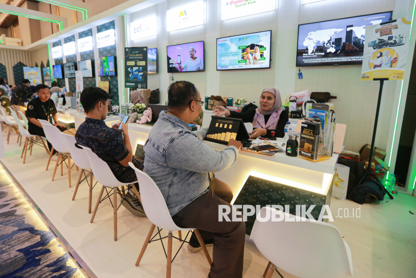 Foto ilustrasi: Layanan bank syariah di salah satu stan bank syariah pada gelaran ISEF 2025 di JIExpo Kemayoran, Jakarta, Kamis (9/10/2025).