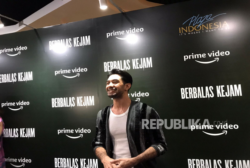 Reza Rahadian dalam konferensi pers film Berbalas Kejam yang tayang di Prime Video. 