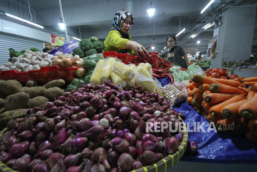 Pedagang sayuran melayani pembeli di Pasar Kosambi, Kota Bandung, pekan lalu. Bawang merah saat ini mengalami kenaikan dari Rp 40 ribu menjadi Rp 60 ribu per kilogram. Musim panen yang akan masuk pada bulan ini diharapkan bisa membantu menurunkan harga.