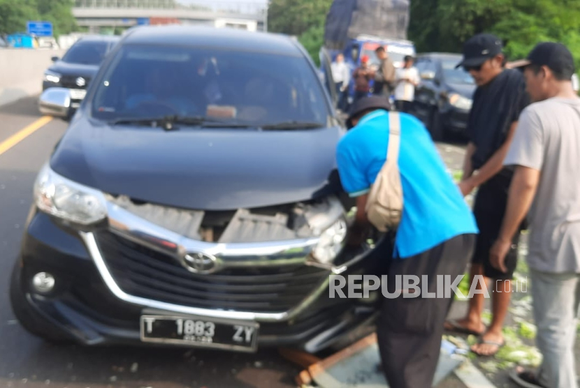 Sebanyak sembilan kendaraan terlibat kecelakaan beruntun di kilometer 86 Tol Cipularang, Rabu (10/7/2024) sekitar pukul 15.30 WIB. Akibat kecelakaan tersebut sebanyak tiga orang mengalami luka-luka dalam insiden tersebut. 