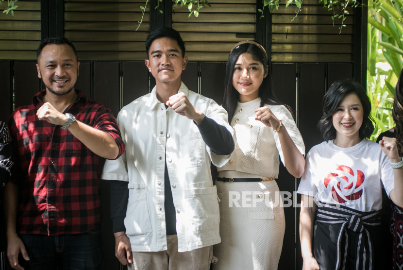 Putra bungsu Presiden Joko Widodo, Kaesang Pangarep didampingi istri Erina Gudono berfoto bersama Ketua Umum PSI Giring Ganesha dan Wakil Dewan Pembina Grace Natalie.