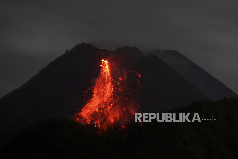  Gunung Merapi mengeluarkan lahar saat terjadi letusan, seperti yang terlihat dari Sleman, Yogyakarta, Indonesia, 17 Januari 2021 (dikeluarkan 18 Januari 2021). Gunung Merapi adalah salah satu gunung berapi paling aktif di negara ini. Sedikitnya 300 orang tewas saat meletus pada 2010.