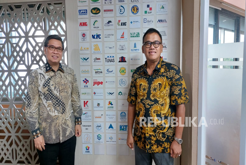 Ketua Himpunan Kawasan Industri (HKI) Sanny Iskandar (kiri) dan bersama Komisaris Kawasan Industri Krakatau Priyo Budianti (kanan). 