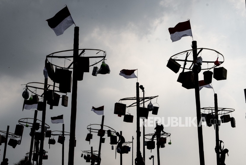 Warga mengikuti lomba panjat pinang dalam rangka HUT Ke-77 Kemerdekaan RI di Pantai Ancol, Jakarta, Rabu (17/8/2022). Sebanyak 41 batang pinang dengan beragam hadiah disediakan dalam lomba yang diikuti puluhan warga itu. 