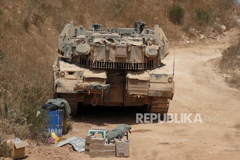 Sebuah tank Israel mengambil posisi di perbatasan Israel-Lebanon, 28 Juli 2020. Israel pada 27 Juli mengatakan pasukan Israel menggagalkan upaya infiltrasi Hizbullah dari Libanon. Namun Hizbullah membantah terlibat dalam bentrokan lintas batas. 